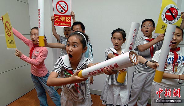 Pupils of Hefei Province are taking part in activities to emphasize the harm of smoking. 