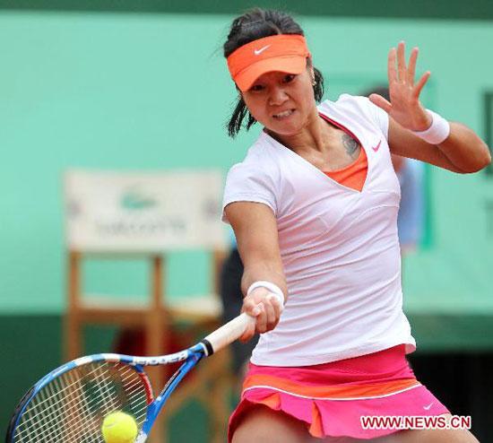 Li Na returns the ball during the 4th round match of Women's singles against Petra Kvitova of Czech Republic in the French Open tennis tournament at the Roland Garros stadium in Paris, May 30, 2011. Li Na won 2-1 to enter the quarterfinals. [Xinhua] 