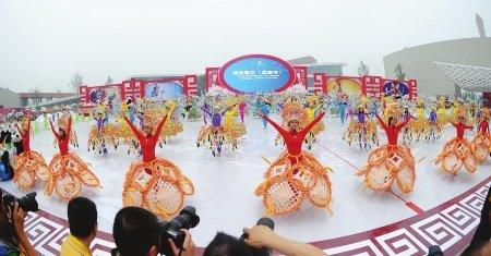 A colorful parade marked the opening ceremony of the 3rd International Festival of Intangible Cultural Heritage on Sunday in Chengdu, capital city of southwestern Province of Sichuan. 