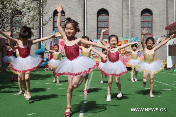 Children dance in the Chang&apos;an Kindergarten in Xicheng District of Beijing, capital of China, May 31, 2011. The Chang&apos;an Kindergarten held an art festival to celebrate the June 1 Children&apos;s Day. [Xinhua] 