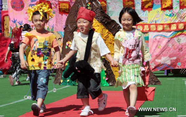 Children give a fashion show in the Chang&apos;an Kindergarten in Xicheng District of Beijing, capital of China, May 31, 2011. The Chang&apos;an Kindergarten held an art festival to celebrate the June 1 Children&apos;s Day. [Xinhua]