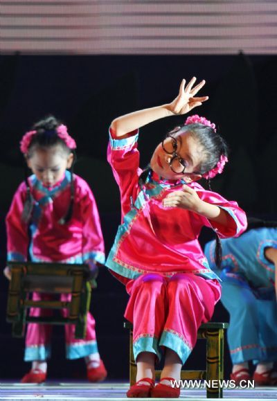 Children from Little Swan Kindergarten perform in Nanjing, capital of east China&apos;s Jiangsu Province, May 31, 2011. The kindergarten held an art festival to celebrate the International Children&apos;s Day. [Xinhua]