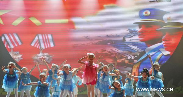 Children from Little Swan Kindergarten dance in Nanjing, capital of east China&apos;s Jiangsu Province, May 31, 2011. The kindergarten held an art festival to celebrate the International Children&apos;s Day. [Xinhua]