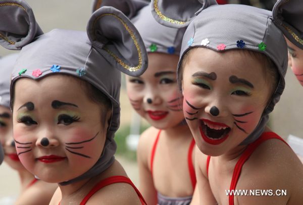 Children give performance in Xuzhou, east China&apos;s Jiangsu Province, May 31, 2011. Children from about 100 kindergartens of Xuzhouheld an art festival here to celebrate the International Children&apos;s Day. [Xinhua]