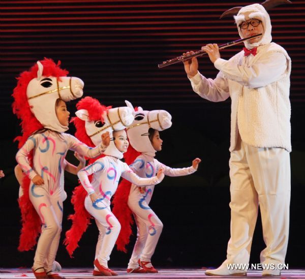 Children give performance in Xuzhou, east China&apos;s Jiangsu Province, May 31, 2011. Children from about 100 kindergartens of Xuzhou held an art festival here to celebrate the International Children&apos;s Day. [Xinhua] 