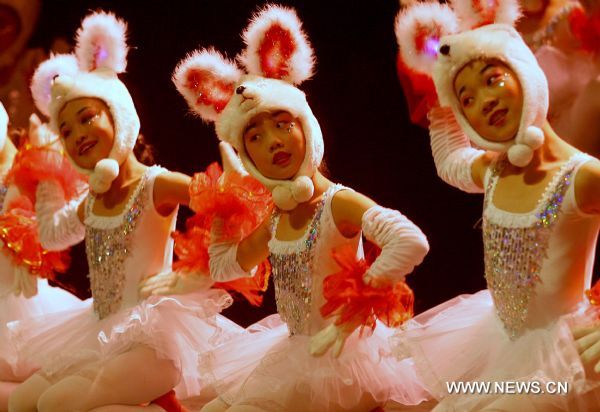 Children from a primary school dance at the Worker&apos;s Cultural Palace of Qinhuangdao, north China&apos;s Hebei Province, May 31, 2011. An art festival was held here Tuesday to celebrate the upcoming International Children&apos;s Day. [Xinhua]