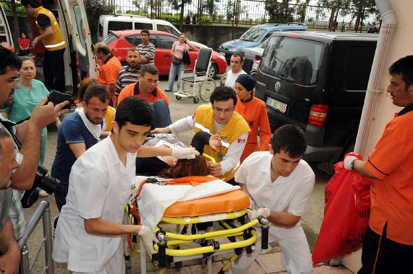 Medical staffs send an injured person to an ambulance during the unrest in the town of Hopa, Turkey, May 31, 2011. A man died of a heart attack and a security officer was seriously injured in street unrest as Turkish Prime Minister Tayyip Erdogan prepared to address an election rally in the north of the country on Tuesday, media reports said. [Xinhua]