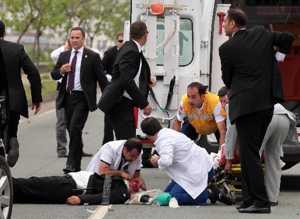 Medical staffs give first aid to an injured man during the unrest in the town of Hopa, Turkey, May 31, 2011. A man died of a heart attack and a security officer was seriously injured in street unrest as Turkish Prime Minister Tayyip Erdogan prepared to address an election rally in the north of the country on Tuesday, media reports said. [Xinhua] 