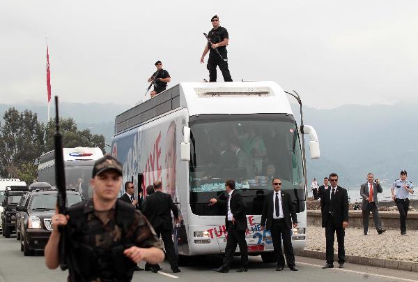 Security personnel protect Turkish Prime Minister Tayyip Erdogan&apos;s car during the unrest in the town of Hopa, Turkey, May 31, 2011. A man died of a heart attack and a security officer was seriously injured in street unrest as Erdogan prepared to address an election rally in the north of the country on Tuesday, media reports said. [Xinhua] 