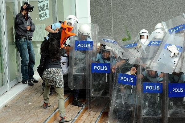 An anti-government demonstrator clashes with policemen during a protest which was sparked by the unrest at an election rally earlier Tuesday, in Ankara, Turkey, May 31, 2011. A man died of a heart attack and a security officer was seriously injured in street unrest as Turkish Prime Minister Tayyip Erdogan prepared to address an election rally in the north of the country on Tuesday, media reports said. [Xinhua] 