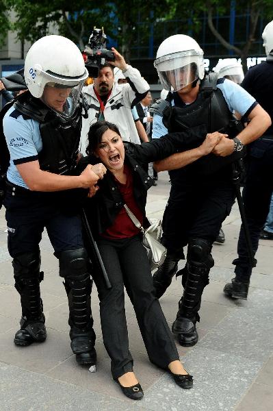 An anti-government demonstrator is taken away by policemen during a protest which was sparked by the unrest at an election rally earlier Tuesday, in Ankara, Turkey, May 31, 2011. A man died of a heart attack and a security officer was seriously injured in street unrest as Turkish Prime Minister Tayyip Erdogan prepared to address an election rally in the north of the country on Tuesday, media reports said. [Xinhua]