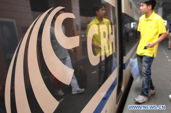 A man steps onto a China Railway Highspeed train at the railway station in Hangzhou, capital of east China&apos;s Zhejiang Province, June 1, 2011. Chinese rail ticket offices started selling high-speed train tickets with passenger&apos;s name and ID numbers from June 1, 2011. [Xinhua] 