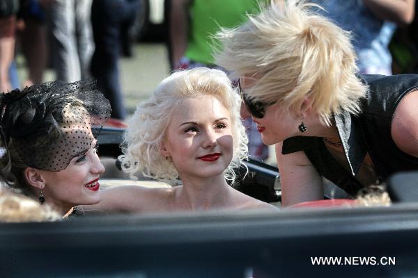 Three blondes take a ride during the Blonde Parade in Minsk, Belarus, May 31, 2011. Hundreds of blondes participated in the event here on Tuesday. [Xinhua]