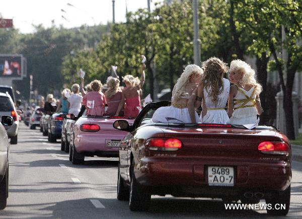 Blondes take a ride during the Blonde Parade in Minsk, Belarus, May 31, 2011. Hundreds of blondes participated in the event here on Tuesday. [Xinhua]