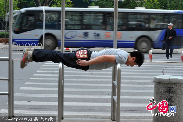 A man lies down on rails at a roadside in Shenyang, Northeast China&apos;s Liaoning province, May 31, 2011. [Photo/CFP]