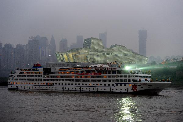 Photo taken on May 28, 2011 shows the luxury passenger liner Yangtze River Golden One in southwest China's Chongqing Municipality. The liner that cost an investment of over 100 million Yuan (approximately 15.2 million U.S. Dollars) made its maiden voyage on the Yangtze River here on Saturday. [Xinhua/Zhou Hengyi] 