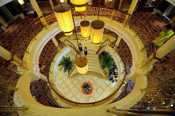 Photo taken on May 28, 2011 shows a grand hall inside the luxury passenger liner Yangtze River Golden One in southwest China's Chongqing Municipality. The liner that cost an investment of over 100 million Yuan (approximately 15.2 million U.S. Dollars) made its maiden voyage on the Yangtze River here on Saturday. [Xinhua/Zhou Hengyi] 
