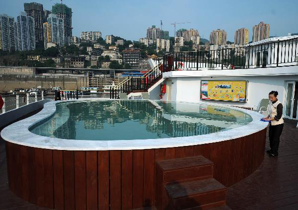 Photo taken on May 28, 2011 shows the swimming pool on the luxury passenger liner Yangtze River Golden One in southwest China's Chongqing Municipality. The liner that cost an investment of over 100 million Yuan (approximately 15.2 million U.S. Dollars) made its maiden voyage on the Yangtze River here on Saturday. [Xinhua/Zhou Hengyi] 