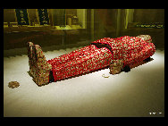 The Nanyue King's Tomb Museum is well known for its elegant Han Dynasty (206 B.C.-24 A.D.) architecture, and showcases Guangzhou's near 2,000-year history. Belonging to the second king of Nanyue Zhao Mo, the tomb was discovered in 1983 and opened to the public in 1988.[yanjunyu/bbs.fengniao]