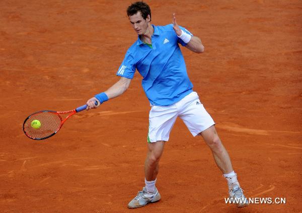 Andy Murray of Britain returns the ball during the men's singles 4th round match against Viktor Troicki of Serbia in the French Open tennis championship at the Roland Garros stadium, on May 31, 2011. Andy Murray won 3-2 to enter the quarterfinals. (Xinhua/Xu Liang)