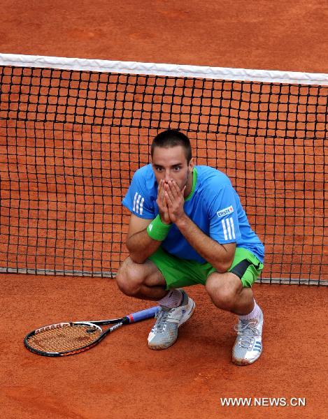 Viktor Troicki of Serbia reacts during the men's singles 4th round match against Andy Murray of Britain in the French Open tennis championship at the Roland Garros stadium, on May 31, 2011. Viktor Troicki lost 2-3. (Xinhua/Xu Liang)