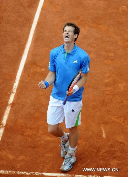 Andy Murray of Britain celebrates for victory during the men's singles 4th round match against Viktor Troicki of Serbia in the French Open tennis championship at the Roland Garros stadium, on May 31, 2011. Andy Murray won 3-2 to enter the quarterfinals. (Xinhua/Xu Liang)