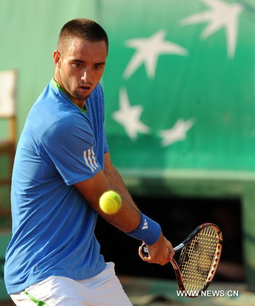Viktor Troicki of Serbia returns the ball during the men's singles 4th round match against Andy Murray of Britain in the French Open tennis championship at the Roland Garros stadium, on May 31, 2011. Viktor Troicki lost 2-3. (Xinhua/Xu Liang)