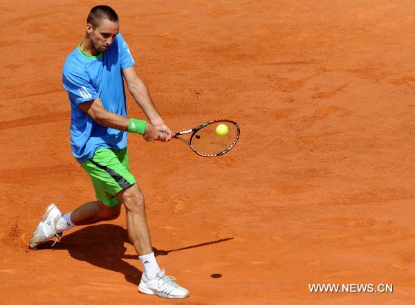 Viktor Troicki of Serbia returns the ball during the men's singles 4th round match against Andy Murray of Britain in the French Open tennis championship at the Roland Garros stadium, on May 31, 2011. Viktor Troicki lost 2-3. (Xinhua/Xu Liang)