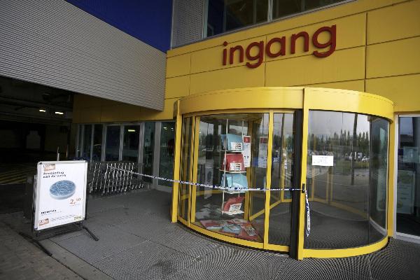 Police block an entrance of an IKEA store Tuesday after booby-trapped packages exploded at three Ikea stores in Belgium, France and the Netherlands, with no one claiming responsibility for the acts. [Xinhua/AFP]