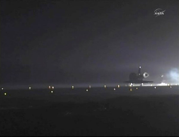 The space shuttle Endeavour lands safely at Kennedy Space Center in this image from NASA TV June 1, 2011. [China Daily/Agencies]