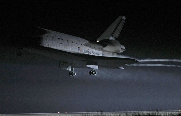 Space shuttle Endeavour lands at the Kennedy Space Center in Cape Canaveral, Florida June 1, 2011. [China Daily/Agencies] 