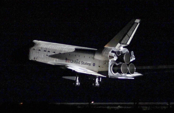 Space shuttle Endeavour lands at the Kennedy Space Center in Cape Canaveral, Florida June 1, 2011. [China Daily/Agencies]