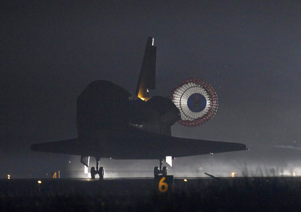 Space shuttle Endeavour lands at the Kennedy Space Center in Cape Canaveral, Florida June 1, 2011. [China Daily/Agencies]