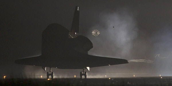 Space shuttle Endeavour lands at the Kennedy Space Center in Cape Canaveral, Florida June 1, 2011. [China Daily/Agencies]