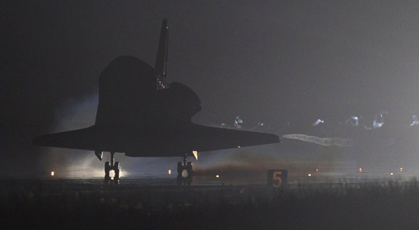 Space shuttle Endeavour lands at the Kennedy Space Center in Cape Canaveral, Florida June 1, 2011. [China Daily/Agencies]