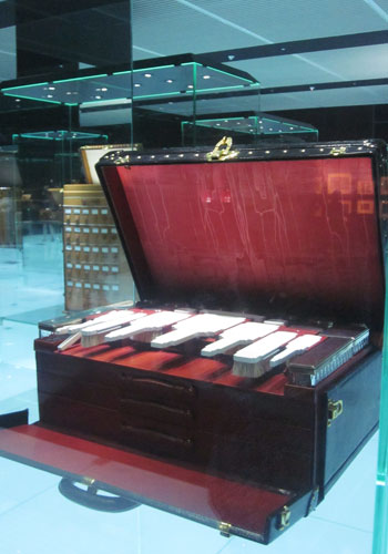 A Louis Vuitton toiletries case circa 1925 that holds over 50 items in ivory, cut crystal, and vermillion shows the elegance of the roaring 1920's. [Photo:CRIENGLISH.com]