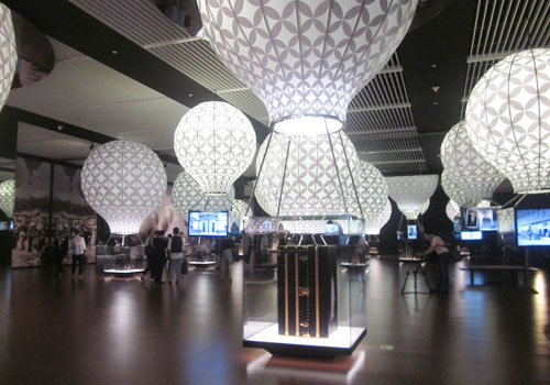 One of the Louis Vuitton Voyages exhibition rooms takes on an art-deco hot air balloon theme as visitors are taken on a journey through the brand's history. [Photo:CRIENGLISH.com]