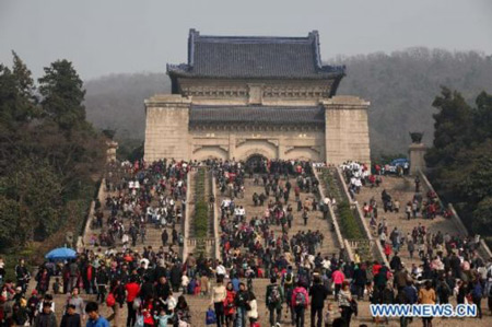 File photo taken on March 12, 2011, shows tourists visiting the Dr. Sun Yat-sen's Mausoleum in Nanjing, capital of east China's Jiangsu Province. The Dr. Sun Yat-sen's Mausoleum, a burial site of Dr. Sun Yat-sen, a great democratic revolution pioneer in China, will undergo renovation and maintenance from June 1 to 20, during which the mausoleum will be partly closed. Photo: Xinhua 