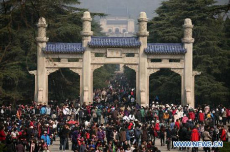 File photo taken on March 12, 2011, shows tourists visiting the Dr. Sun Yat-sen's Mausoleum in Nanjing, capital of east China's Jiangsu Province. The Dr. Sun Yat-sen's Mausoleum, a burial site of Dr. Sun Yat-sen, a great democratic revolution pioneer in China, will undergo renovation and maintenance from June 1 to 20, during which the mausoleum will be partly closed. Photo: Xinhua