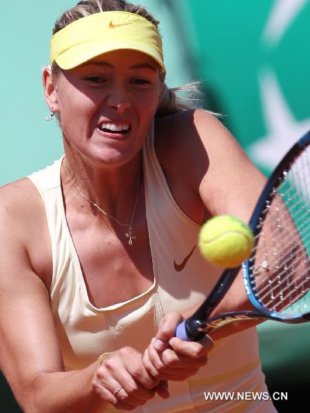 Maria Sharapova of Russia returns the ball during the quarterfinal against Andrea Petkovic of Germany at the French Open tennis tournament in Paris June 1, 2011. Sharapova won 2-0. (Xinhua/Gao Jing) 