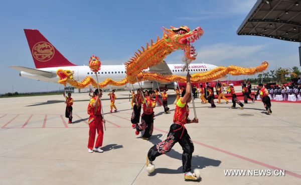 Entertainers perform a dragon dance during the delivery of an Airbus A320 series plane in Tianjin, north China, June 1, 2011. The 50th Airbus A320 series plane that rolls off Tianjian assembly line was delivered to Juneyao Airlines here Wednesday. The Airbus 320 assembly line in Tianjin, the first for Airbus outside Europe, is a joint venture between Airbus, the Aviation Industry Corp. of China (AVIC), and Tianjin Bonded Zone Investment Co., and went into production in September 2008. (Xinhua/Liu Haifeng) (ljh) 