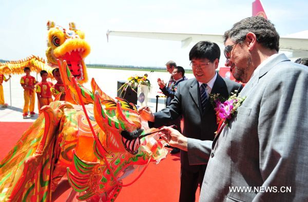 Guests dot the eyes of a dragon during the delivery of an Airbus A320 series plane in Tianjin, north China, June 1, 2011. The 50th Airbus A320 series plane that rolls off Tianjian assembly line was delivered to Juneyao Airlines here Wednesday. The Airbus 320 assembly line in Tianjin, the first for Airbus outside Europe, is a joint venture between Airbus, the Aviation Industry Corp. of China (AVIC), and Tianjin Bonded Zone Investment Co., and went into production in September 2008. (Xinhua/Liu Haifeng) (ljh) 