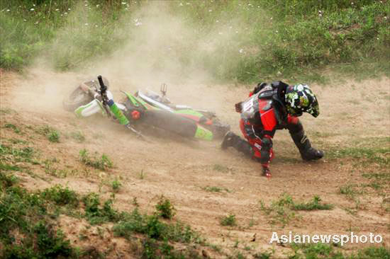 9-year-old crazy about cross-country motor racing