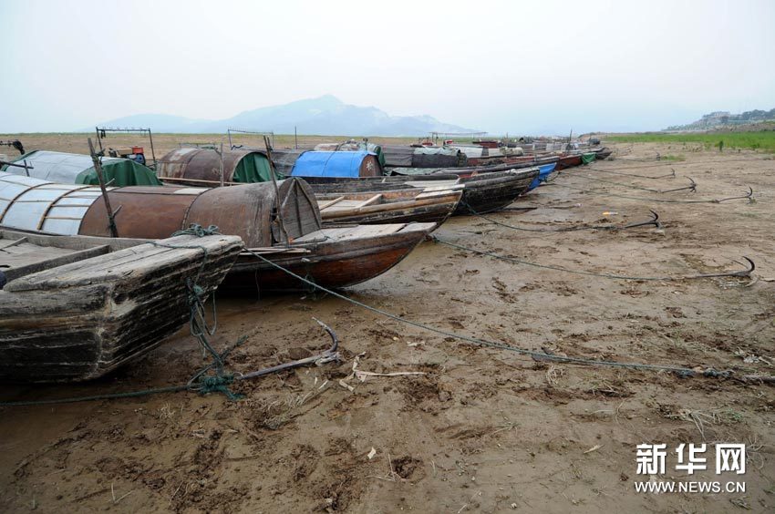 Photo taken on May 31, 2011 shows the stranded boats on the dried field of Poyang Lake in east China's Jiangxi Province. [Xinhua]