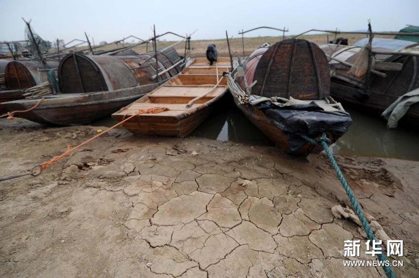 Photo taken on May 31, 2011 shows the stranded boats on the dried field of Poyang Lake in east China's Jiangxi Province. [Xinhua]