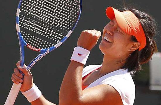 Li Na of China reacts after defeated Victoria Azarenka of Belarus during their quarter-final match at the French Open tennis tournament at the Roland Garros stadium in Paris June 1, 2011. 