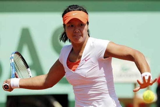 Li Na of China reacts after defeated Victoria Azarenka of Belarus during their quarter-final match at the French Open tennis tournament at the Roland Garros stadium in Paris June 1, 2011. 