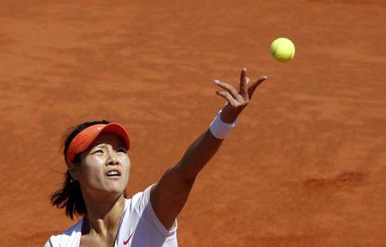 Li Na of China reacts after defeated Victoria Azarenka of Belarus during their quarter-final match at the French Open tennis tournament at the Roland Garros stadium in Paris June 1, 2011. 