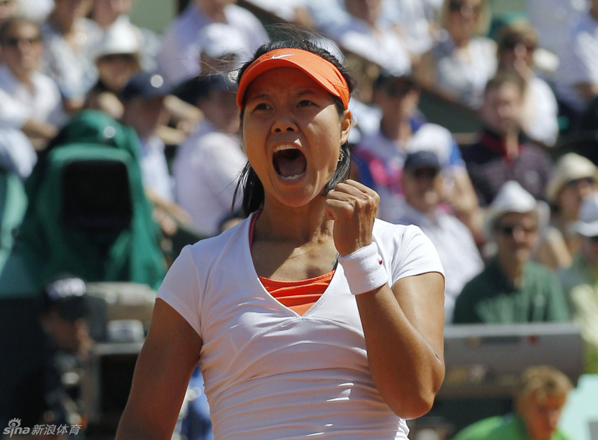 Li Na of China reacts during her semi-final match against Maria Sharapova of Russia at the French Open tennis tournament at the Roland Garros stadium in Paris June 2, 2011. [Photo/sina]