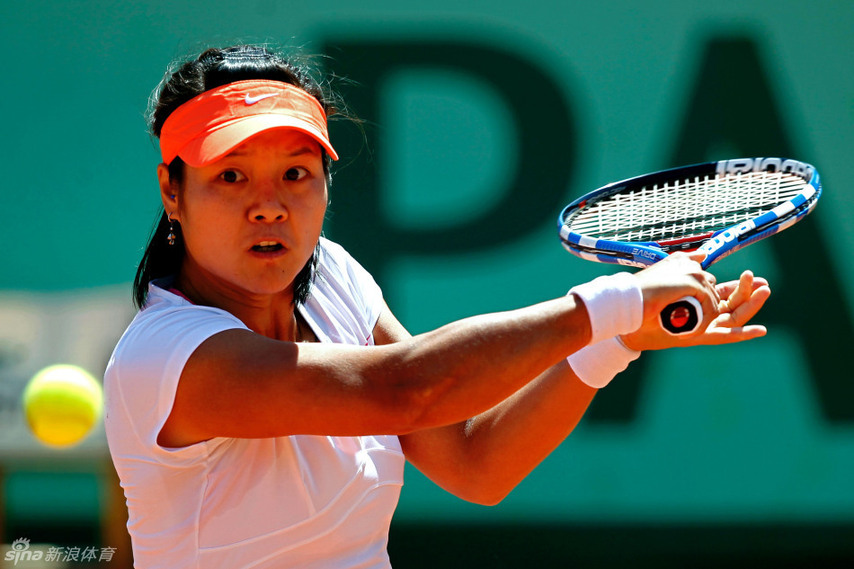 Li Na of China returns the ball to Maria Sharapova of Russia during their semi-final match at the French Open tennis tournament at the Roland Garros stadium in Paris June 2, 2011. [Photo/sina]